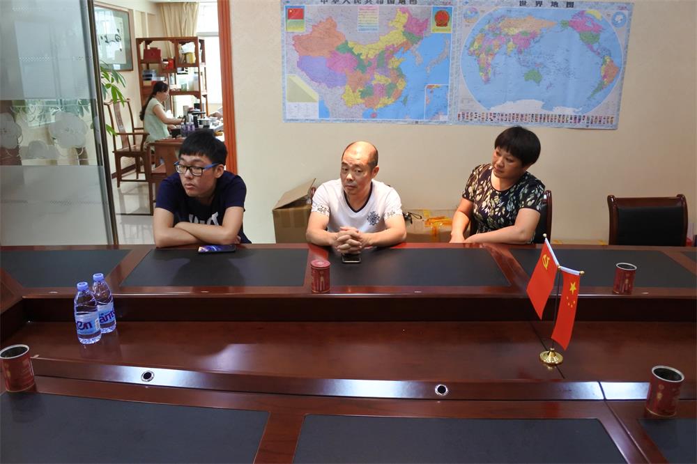 知識改變人的命運，公司職工子女考上大學 單位頒發助學金