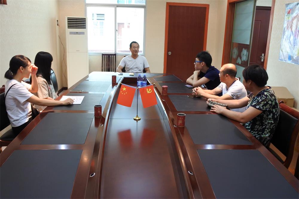 知識改變人的命運，公司職工子女考上大學 單位頒發助學金