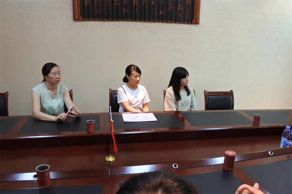 知識改變人的命運，公司職工子女考上大學 單位頒發助學金