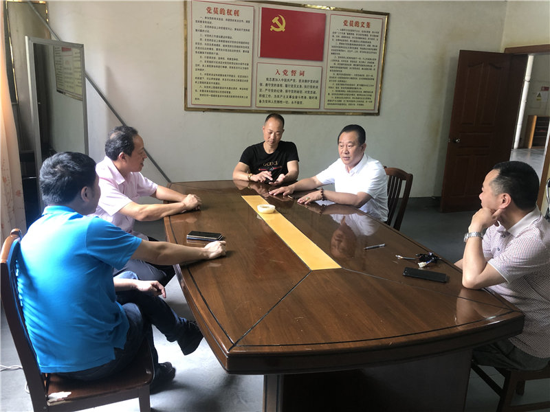 縣企聯(lián)會常務(wù)副會長、秘書長、松源商會會長李易順帶隊(duì)走訪企業(yè)