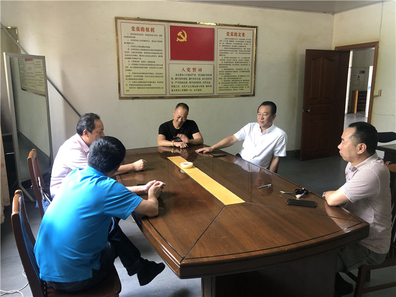 縣企聯(lián)會常務(wù)副會長、秘書長、松源商會會長李易順帶隊(duì)走訪企業(yè)