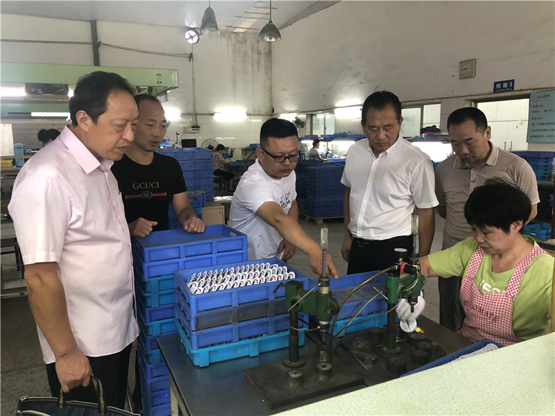 縣企聯(lián)會常務(wù)副會長、秘書長、松源商會會長李易順帶隊(duì)走訪企業(yè)