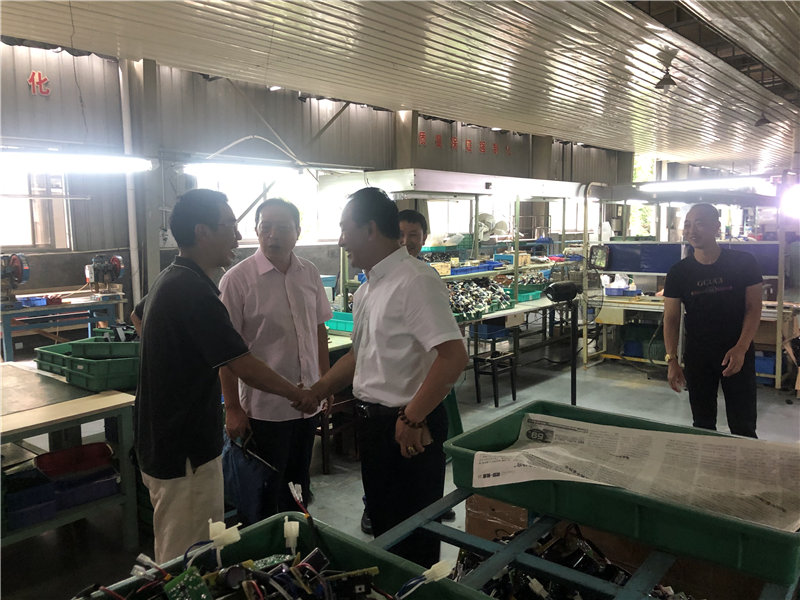 縣企聯(lián)會常務(wù)副會長、秘書長、松源商會會長李易順帶隊(duì)走訪企業(yè)