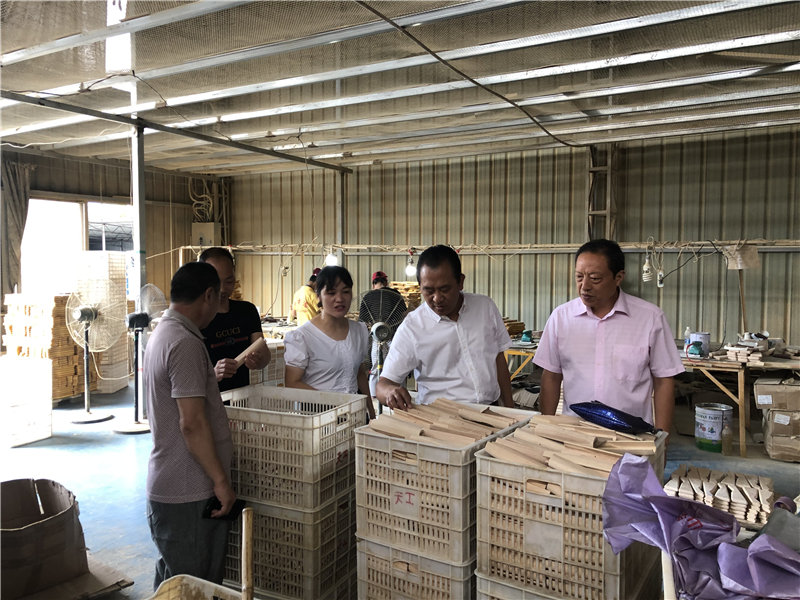 縣企聯(lián)會常務(wù)副會長、秘書長、松源商會會長李易順帶隊(duì)走訪企業(yè)