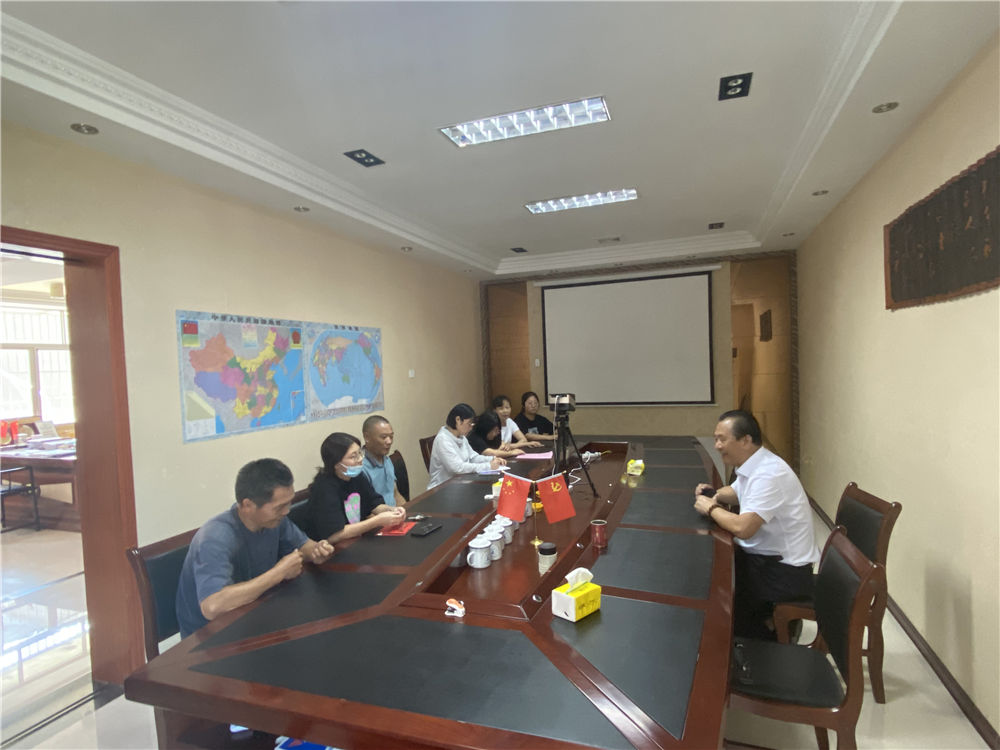 “關愛員工,情系學子”易順公司董事長為員工子女發放助學金