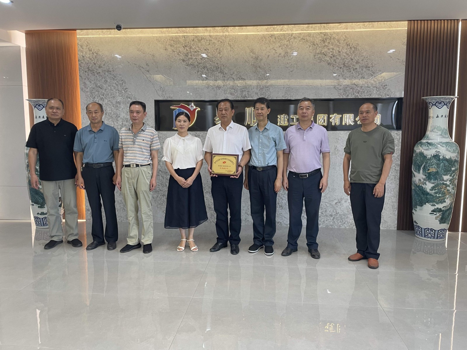 易順建工集團(tuán)有限公司榮獲南平市企業(yè)與企業(yè)家聯(lián)合會四屆理事會“常務(wù)副會長”榮譽稱號