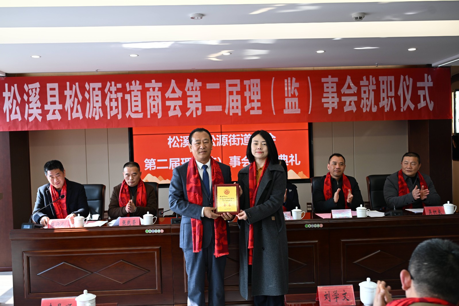 喜報(bào)!易順建工集團(tuán)有限公司李易順董事長(zhǎng)連任松源街道商會(huì)第二屆會(huì)長(zhǎng)